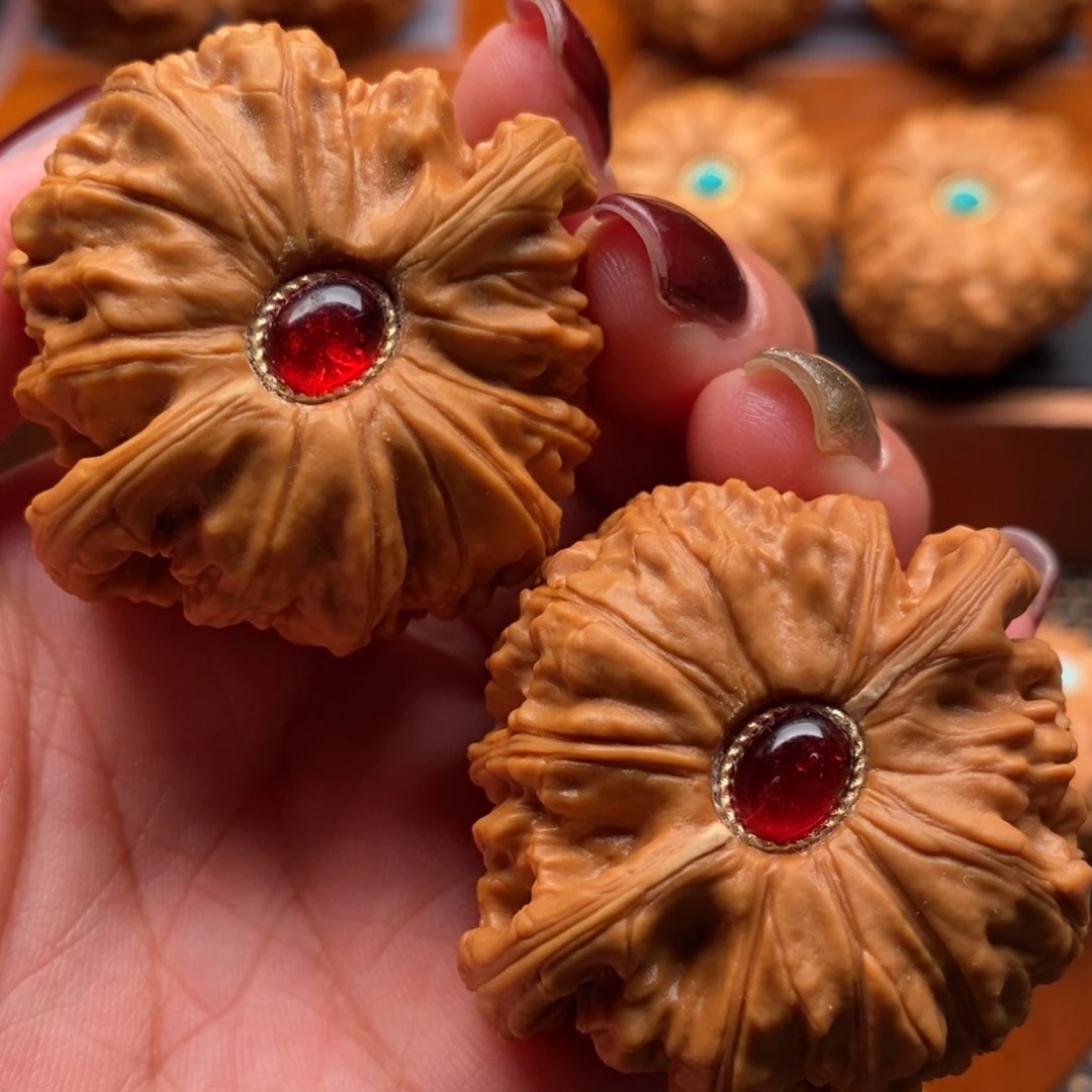 文玩核桃把件?**跑白狮子