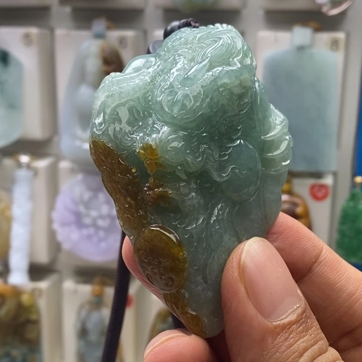 翡翠未镶嵌颈饰龙