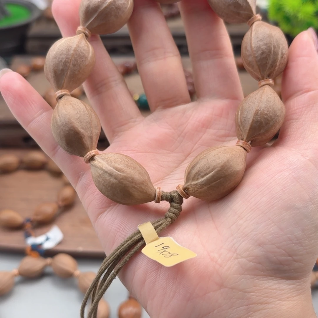 财***爷橄榄核吊坠鲨鱼背