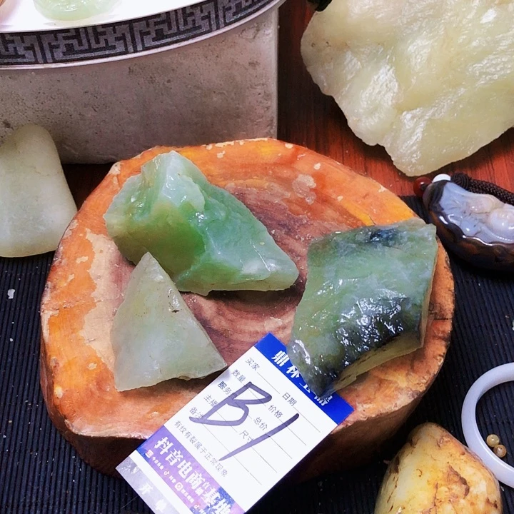 未镶嵌蛇纹石玉珠宝奇石