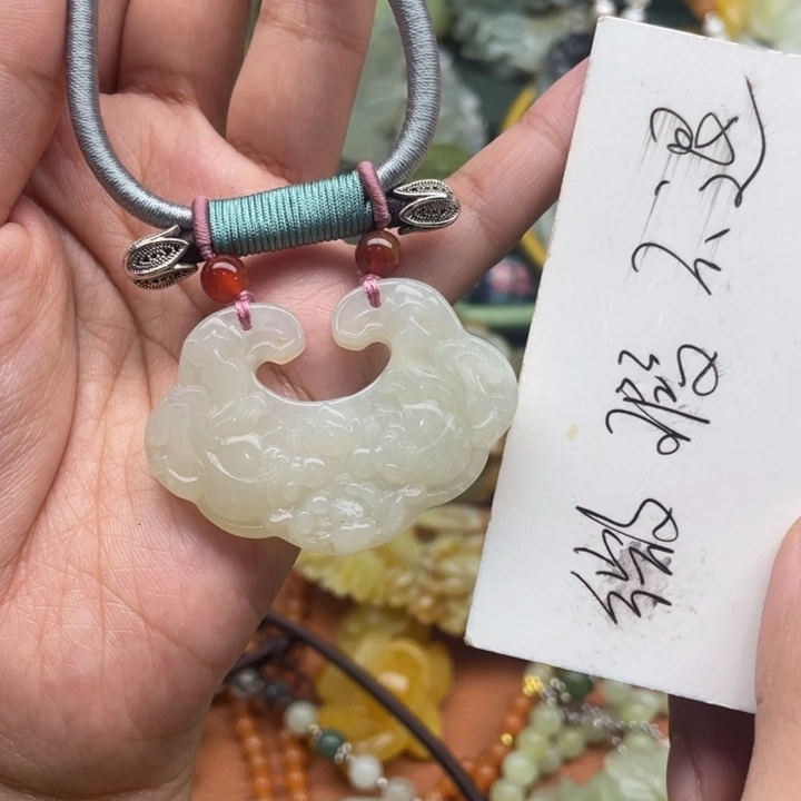 蛇纹石玉吊坠合金