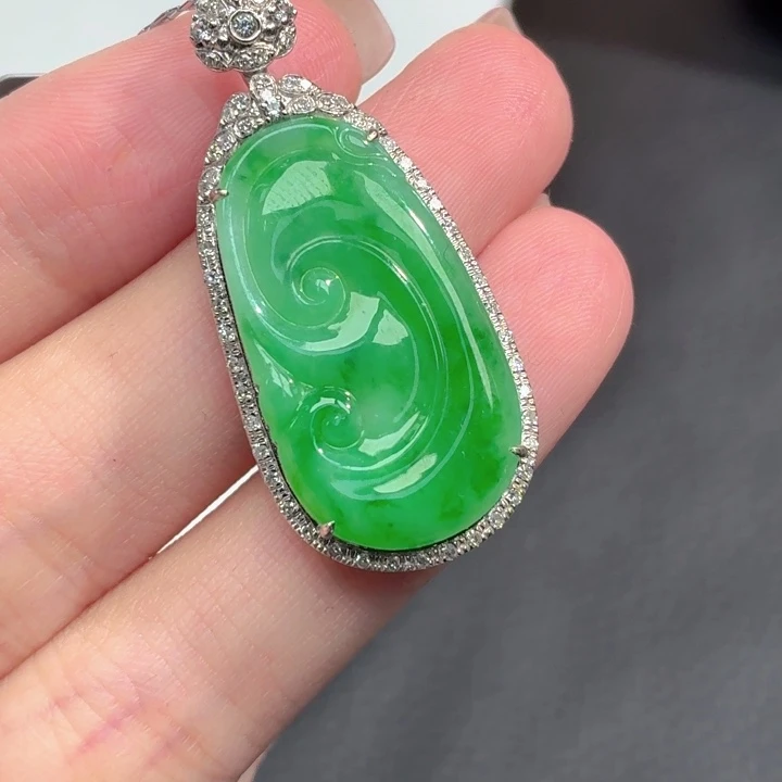 翡翠18K金镶嵌颈饰