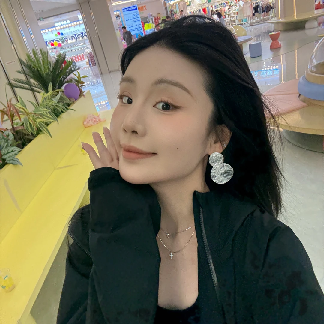 合金耳饰 看起来很夸张很重~但是戴起来很轻很好看的耳环推荐