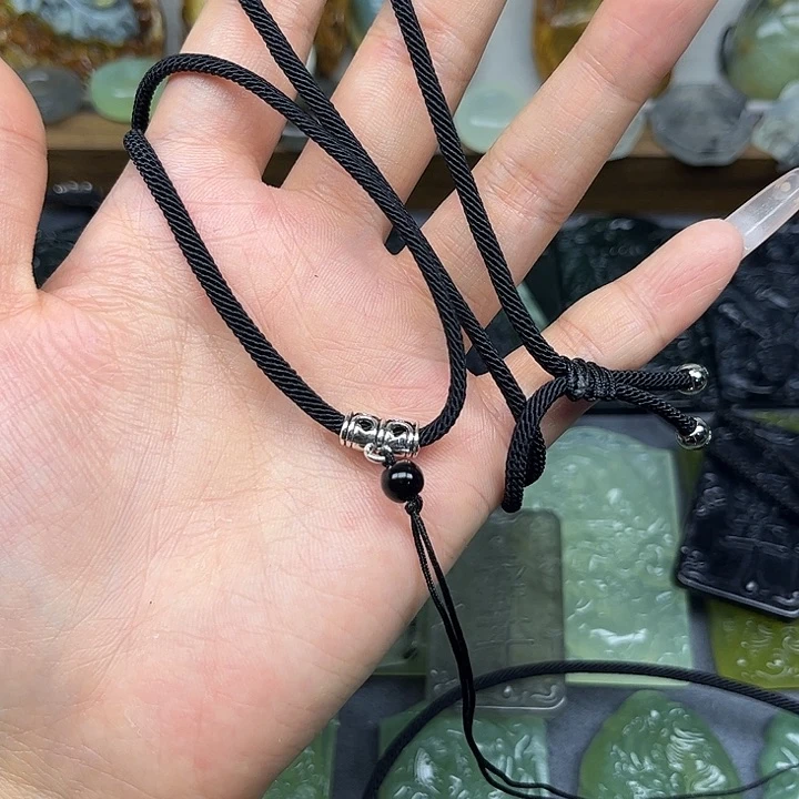 一***色蛇纹石玉未镶嵌颈饰