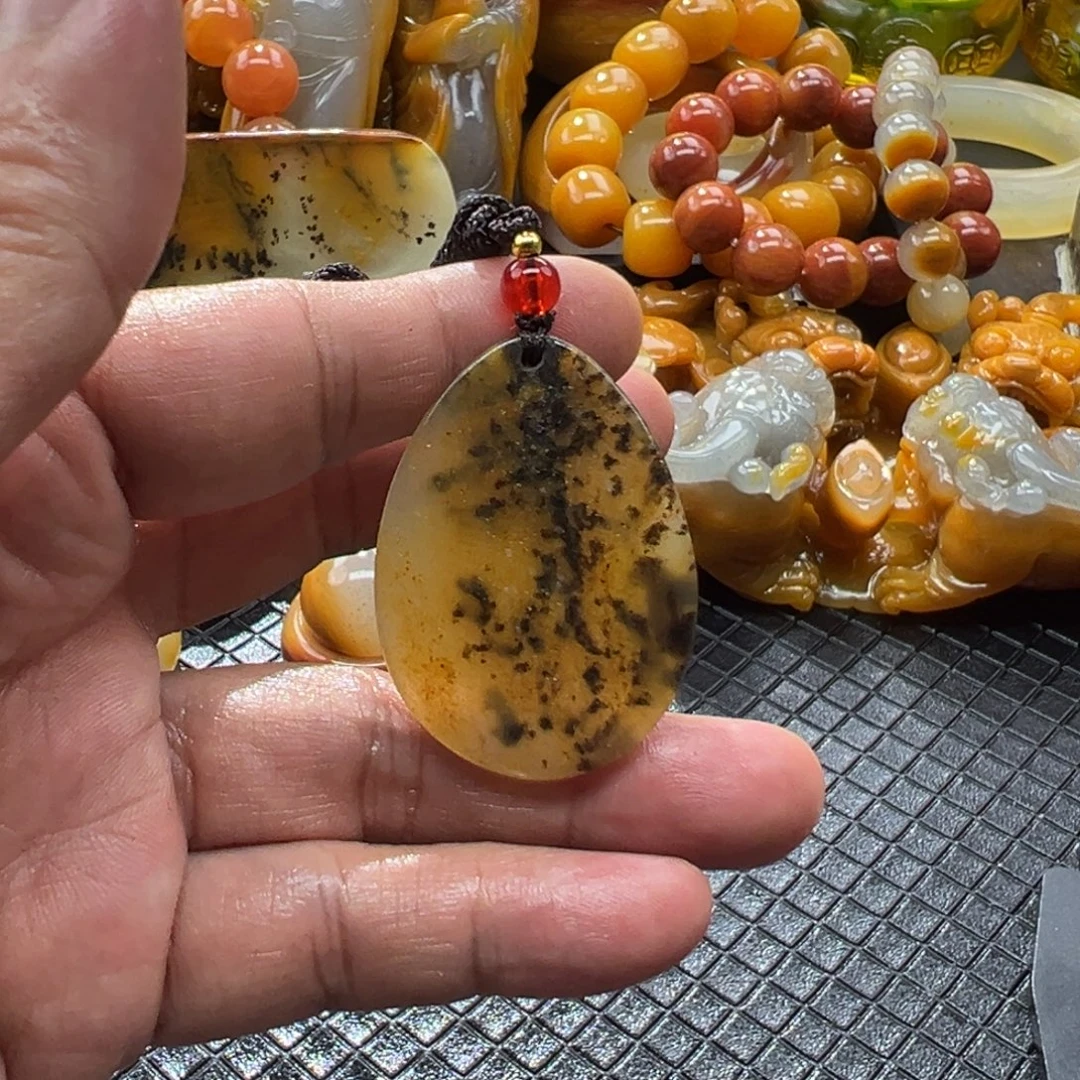 颈饰未镶嵌石英质玉