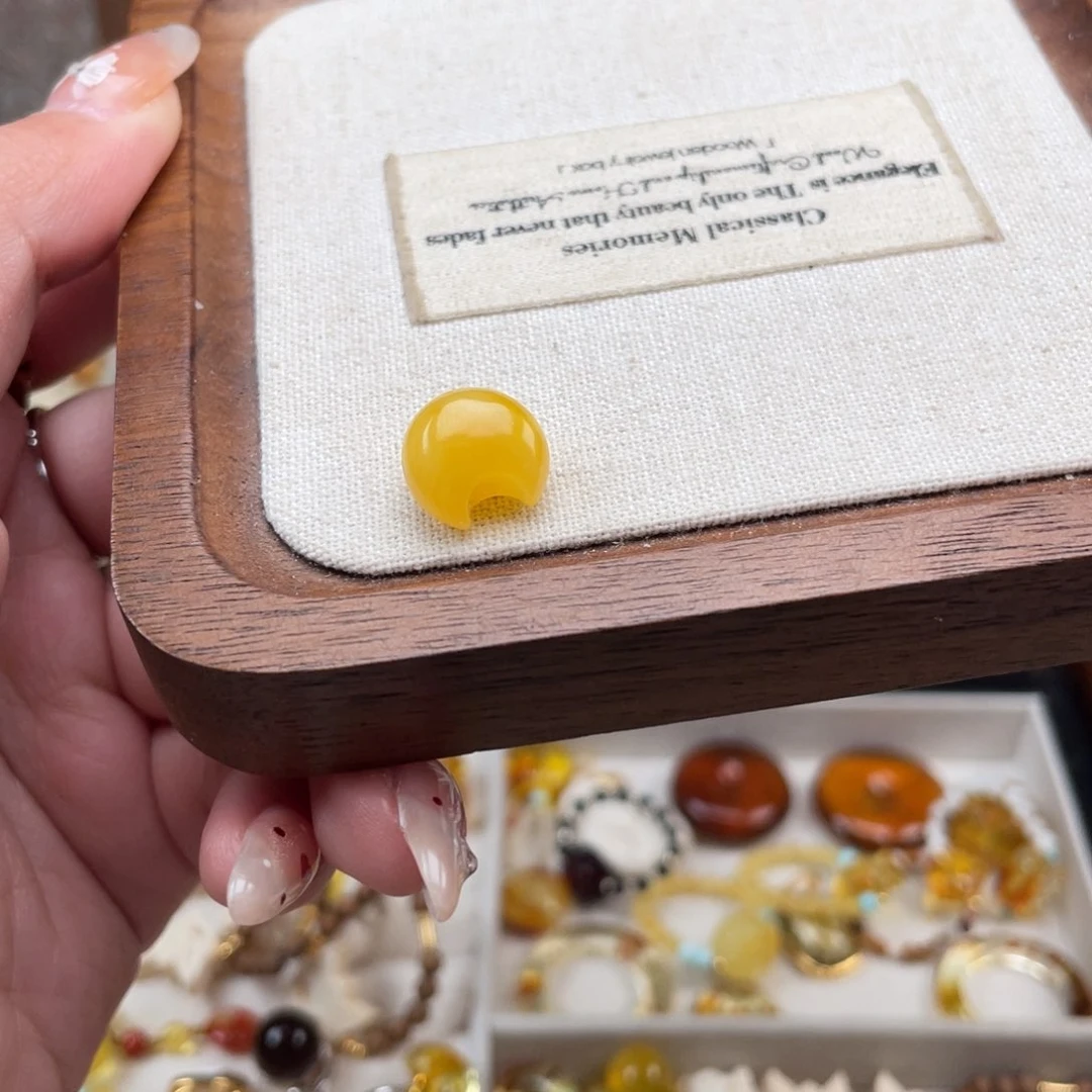 琥珀裸石未镶嵌月亮