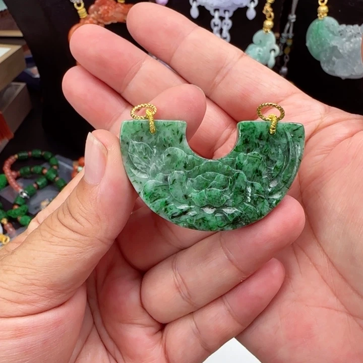 菲***饰翡翠未镶嵌颈饰国风