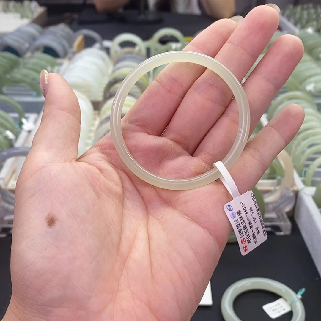 和田玉未镶嵌珠宝奇石52.5