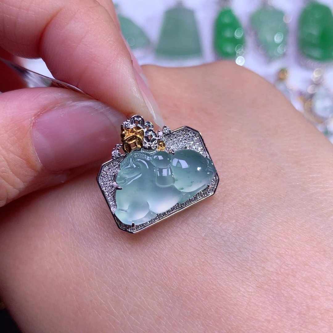 翡翠颈饰18K金镶嵌冰晴底起光飘花唐马吊坠