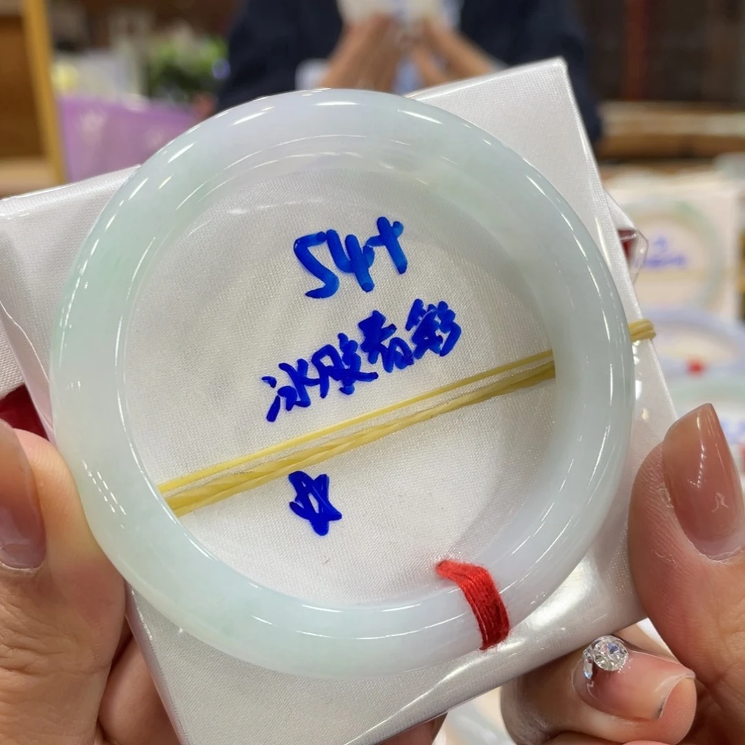 翡翠手镯未镶嵌翡翠手镯