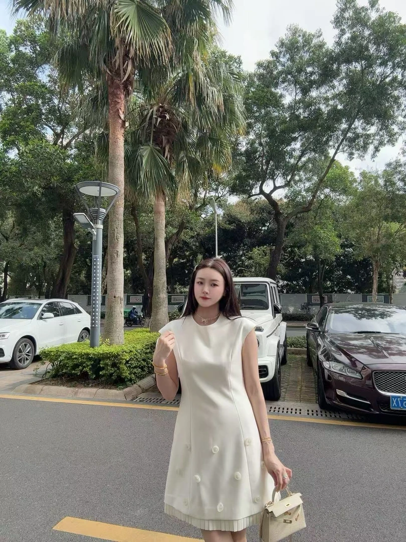 裙摆钉珠花朵连衣裙