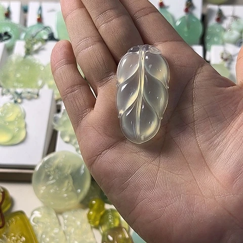 蛇纹石玉未镶嵌颈饰