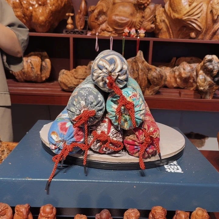 木玉镯工艺坊家居摆件一个