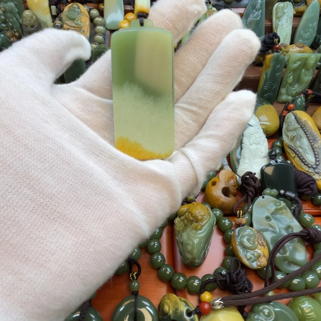 科***蜥岫岩河磨玉（透闪石质玉）未镶嵌颈饰