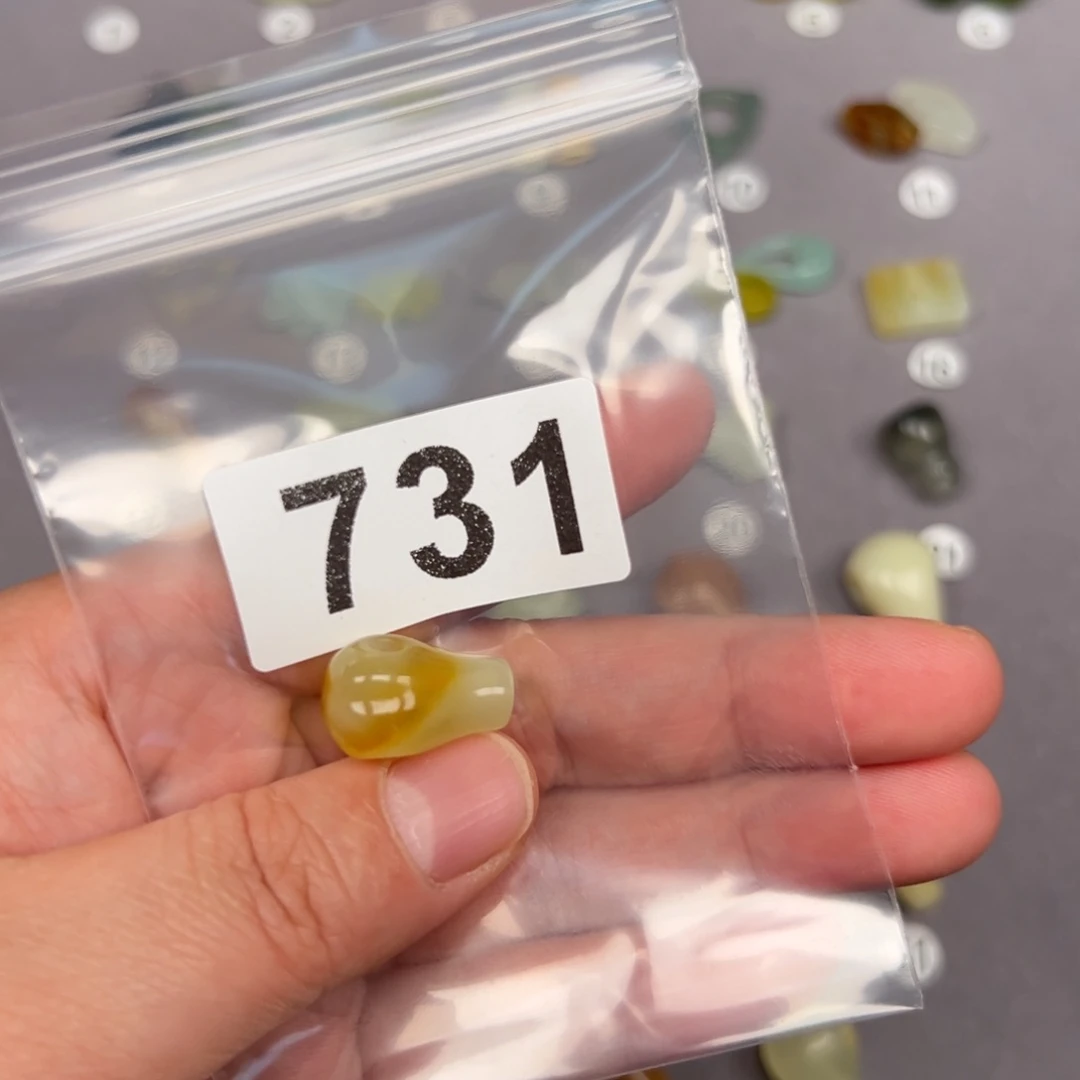 未镶嵌蛇纹石玉颈饰秦*