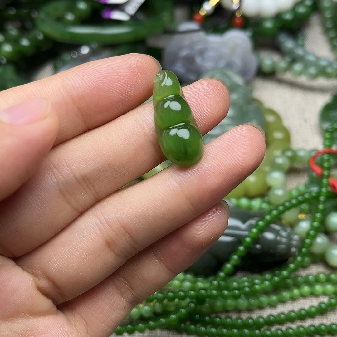 颈饰未镶嵌和田玉（碧玉）