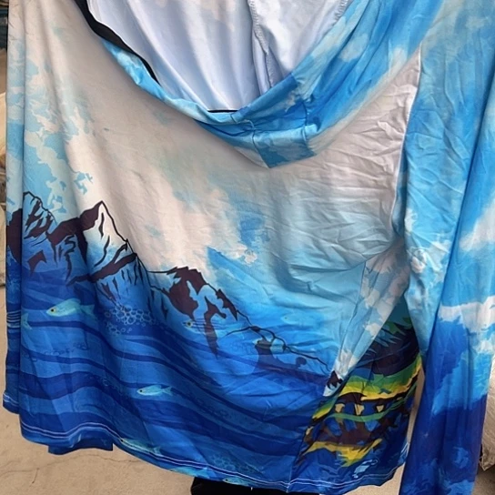 蓝色冰丝上衣。