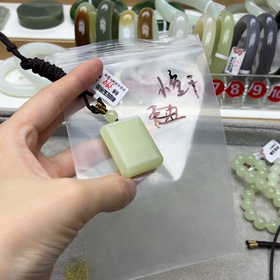 小***干未镶嵌手镯和田玉