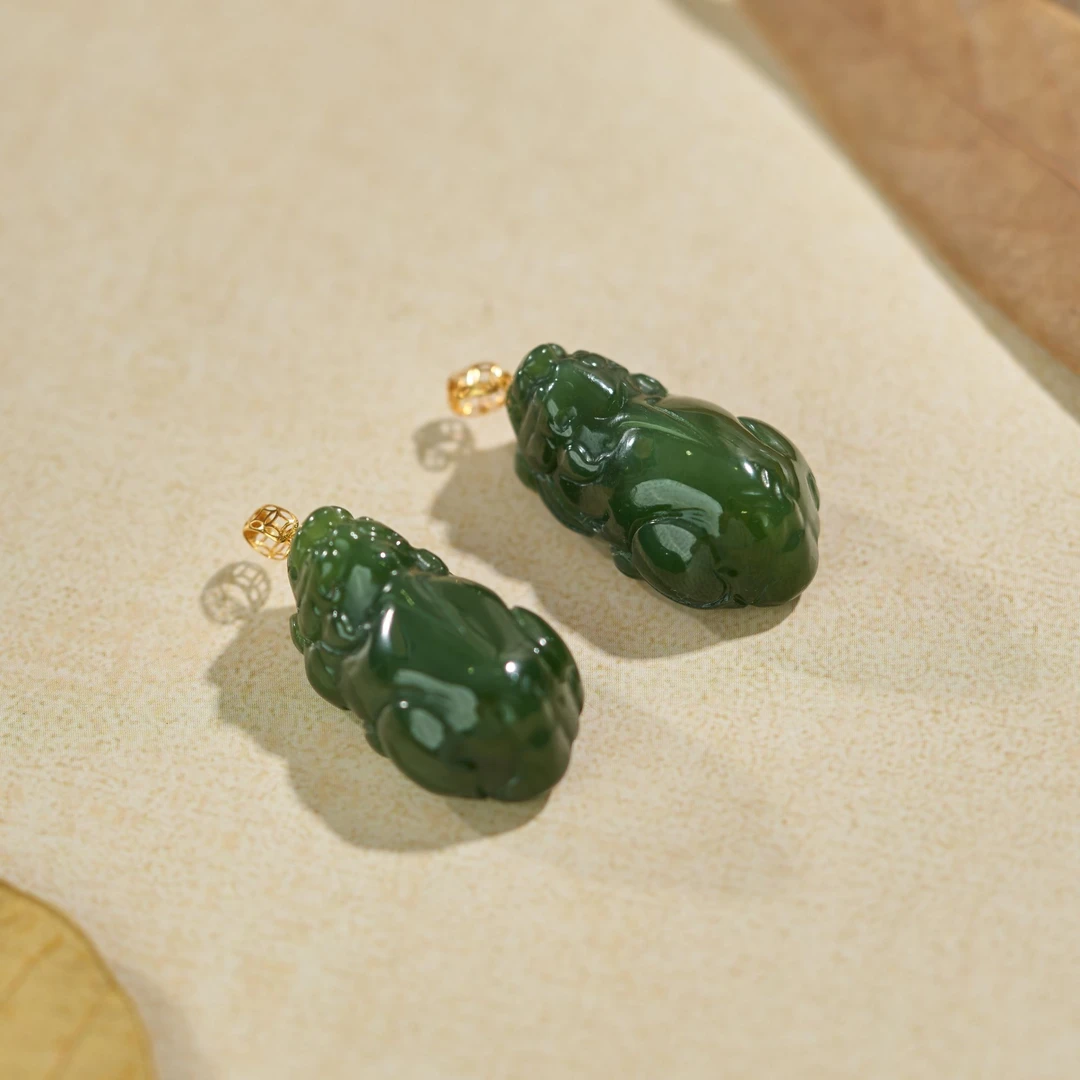 L【玉氏珠宝】18k和田玉貔貅吊坠 多样性 发一CAN060965