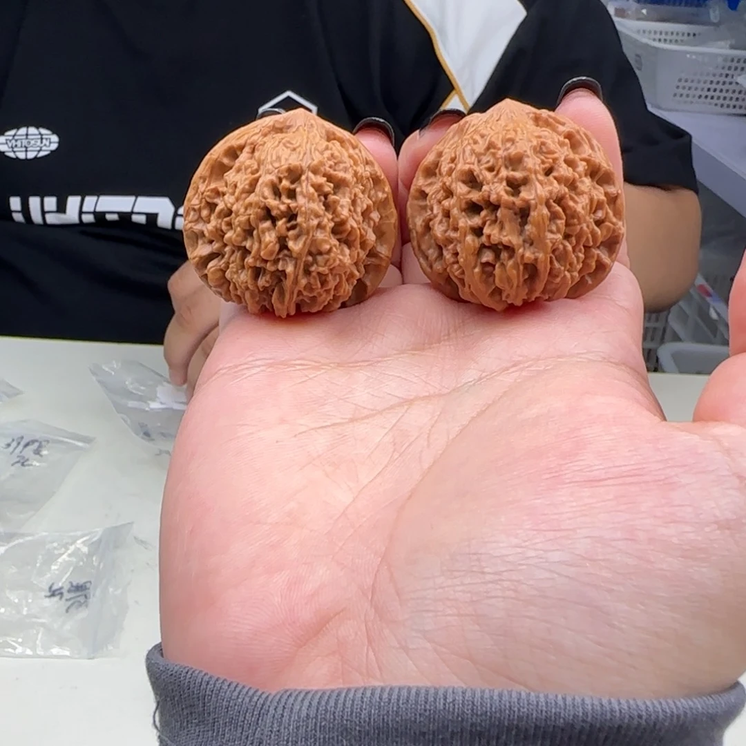 文玩核桃把件38左右满天星