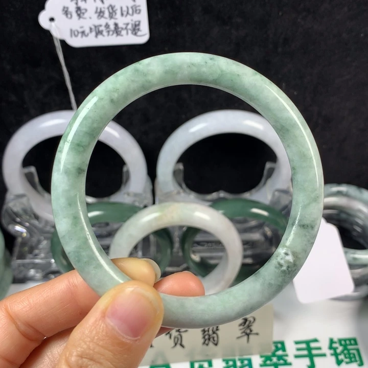 翡翠未镶嵌手镯12号。 60圈