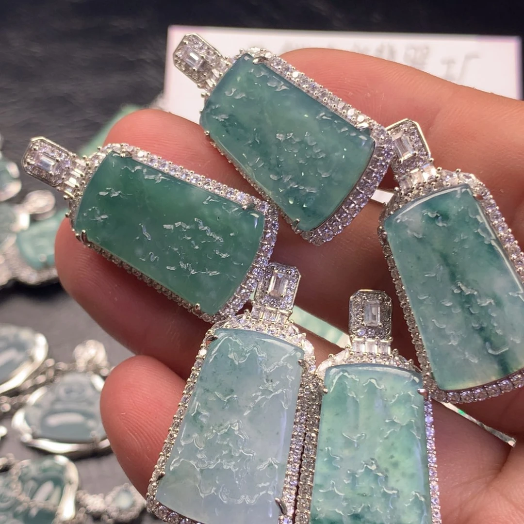 翡翠颈饰未镶嵌山水