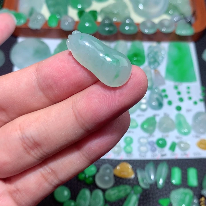 翡翠未镶嵌颈饰福瓜