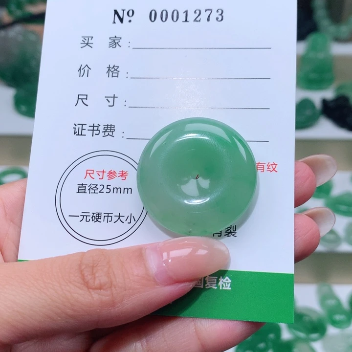 颈饰未镶嵌石英质玉窈**女