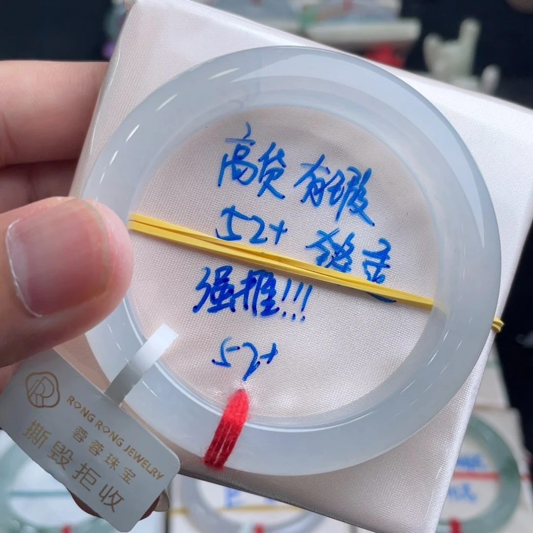 翡翠手镯未镶嵌翡翠手镯