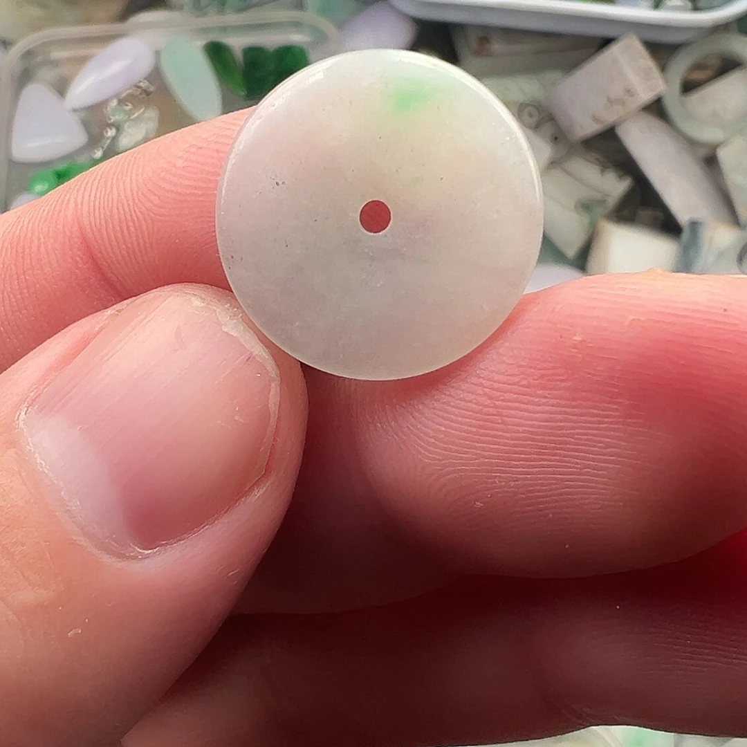 翡翠未镶嵌颈饰平安扣