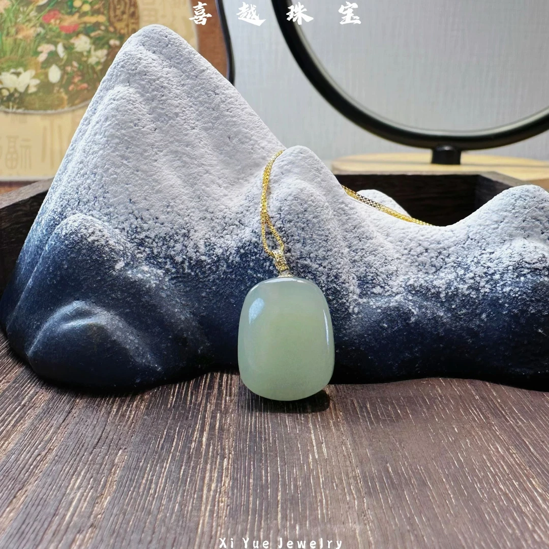 喜越珠宝 18k金扣冰晴水无事牌20*15.7*7.5（天然和田玉多样性）