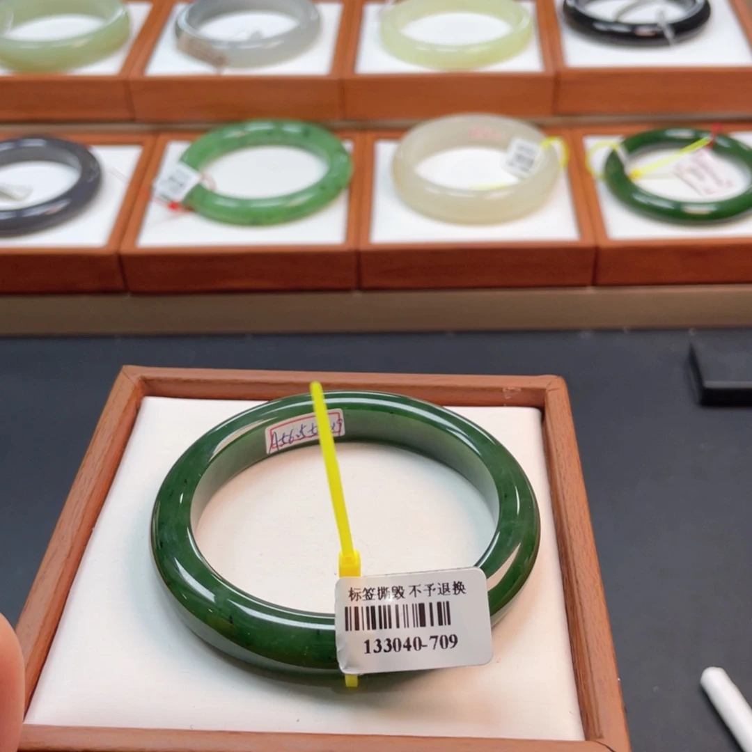 【闪购商品】未镶嵌手镯和田玉61菠菜56.8