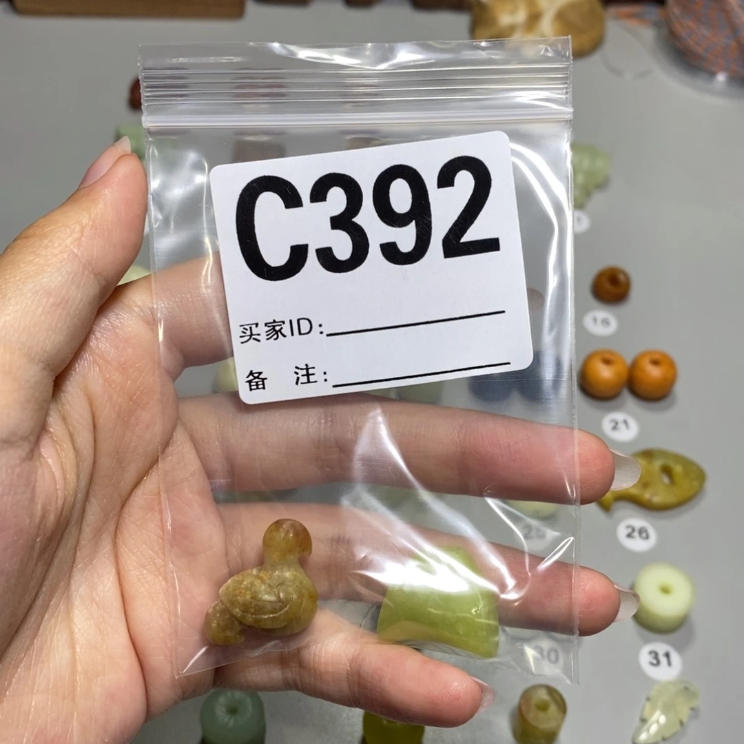 蛇纹石玉未镶嵌颈饰时****梢