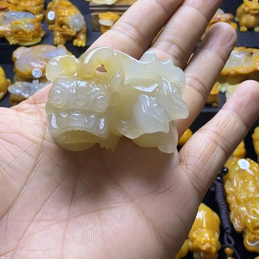 石英质玉（黄龙玉）未镶嵌颈饰