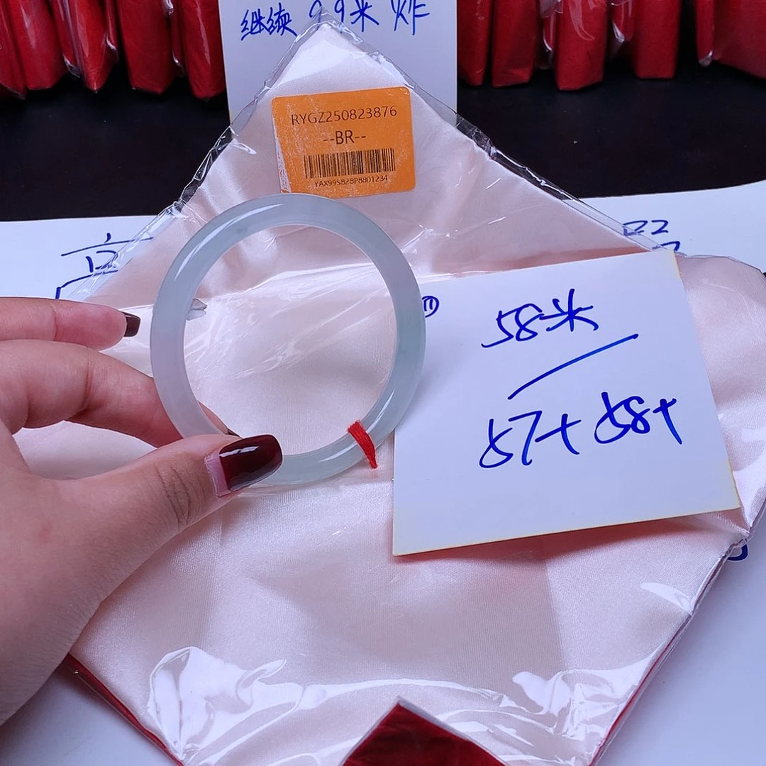 翡翠未镶嵌手镯11。