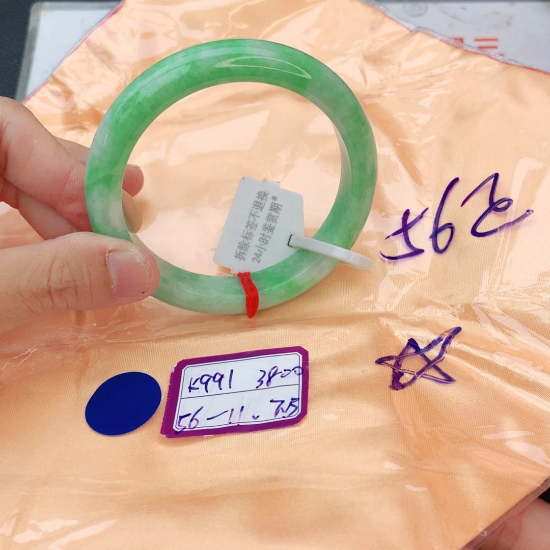 翡翠手镯未镶嵌翡翠