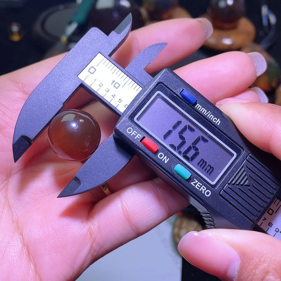 琥珀裸石未镶嵌？