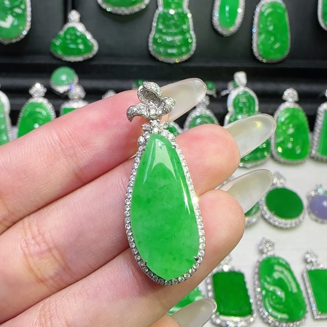 翡翠18K金镶嵌颈饰