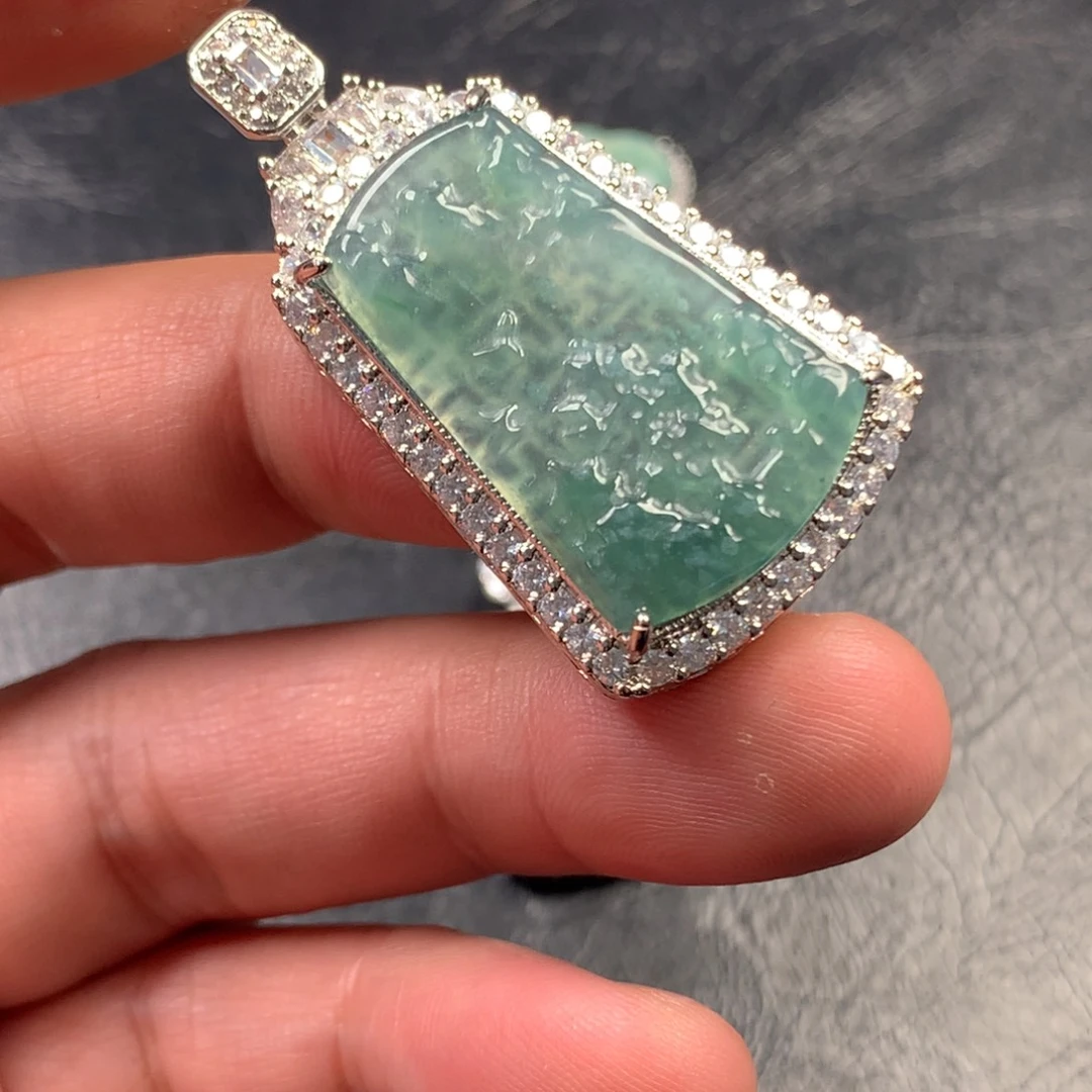 翡翠未镶嵌颈饰山水