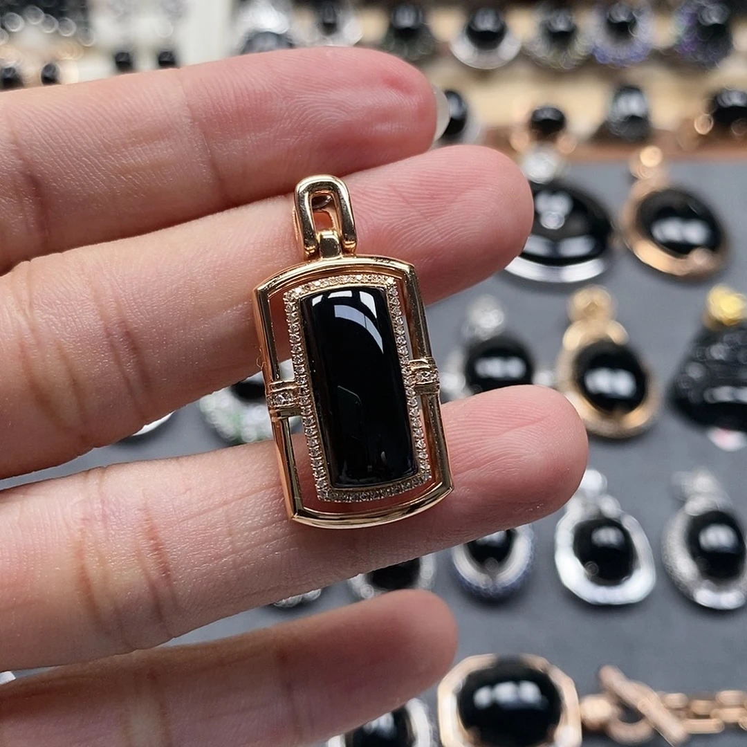 翡翠18K金镶嵌颈饰墨翠