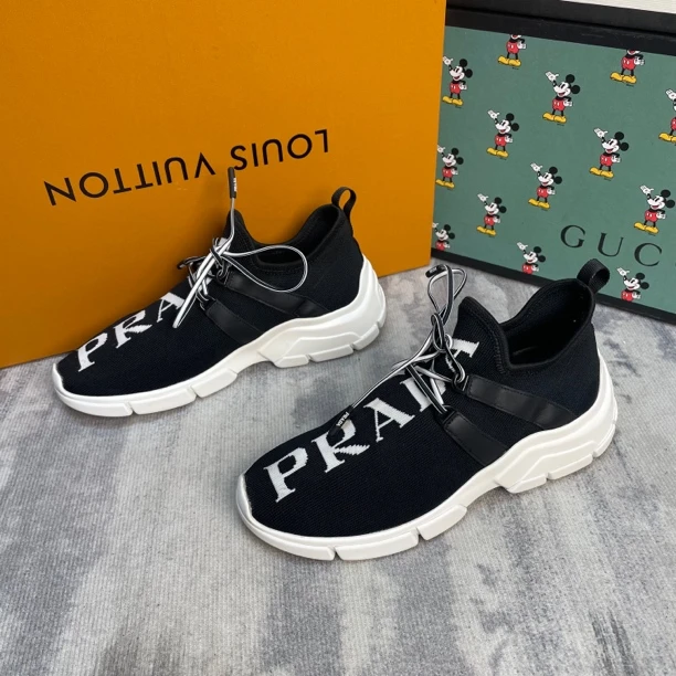 95新 Prada/普拉达 特价款Prada普拉达黑白字母运动鞋/36码