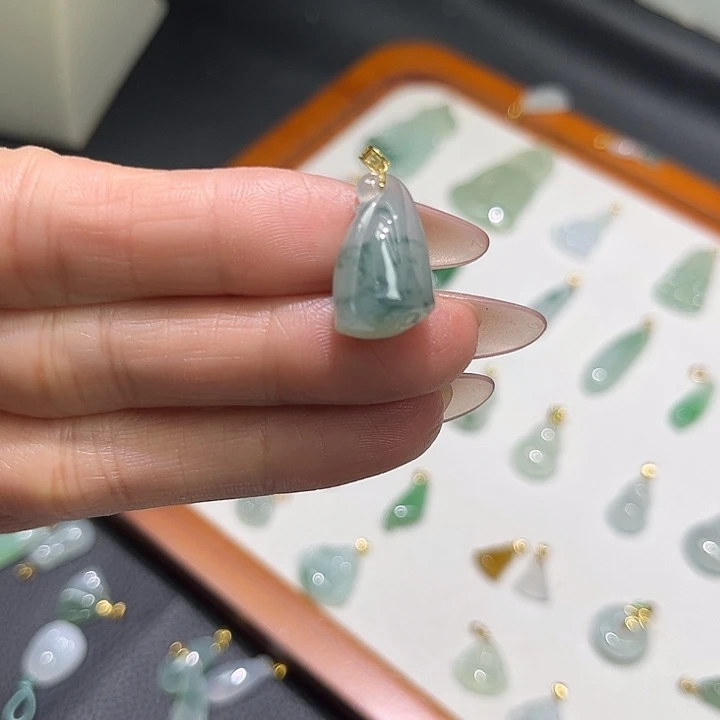 翡翠18K金镶嵌颈饰