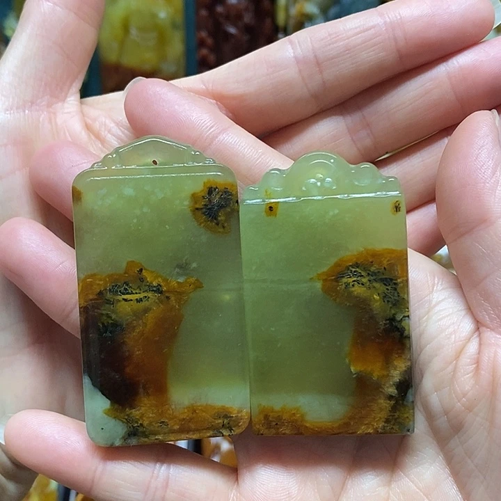 岫玉未镶嵌吊坠(赠链)