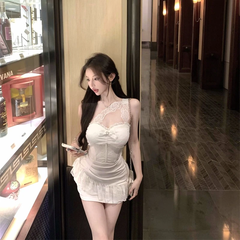 蕾丝拼接纯欲单肩吊带连衣裙女夏季修身白色裙子辣妹收腰包臀短裙