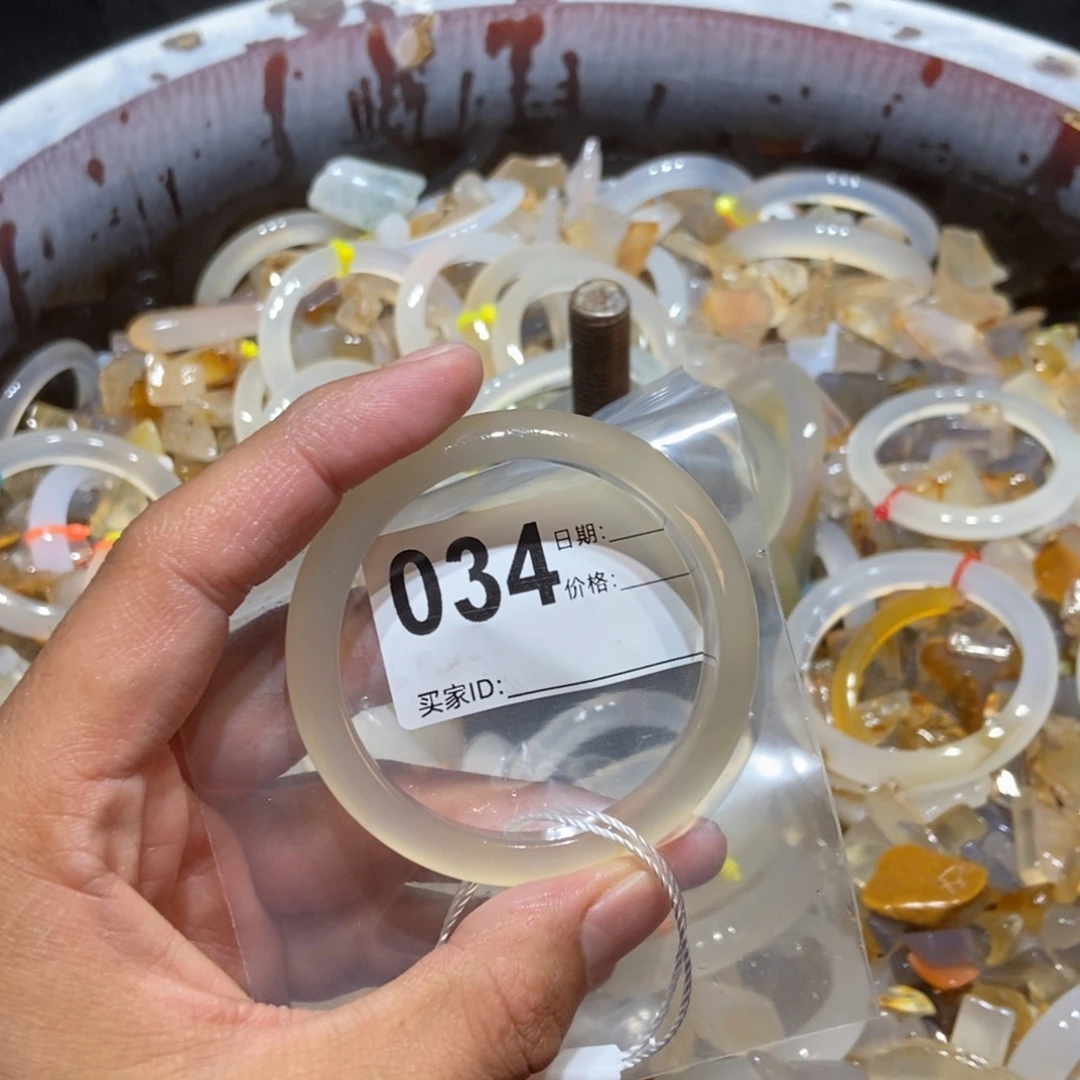 小***.玛瑙/玉髓未镶嵌手镯