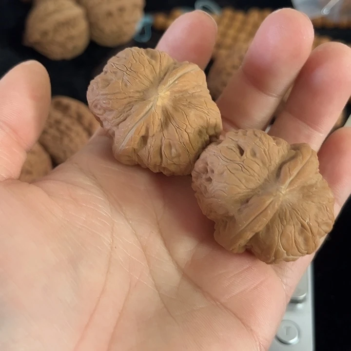 把件文玩核桃边37肚40左右微瑕元宝，编号022