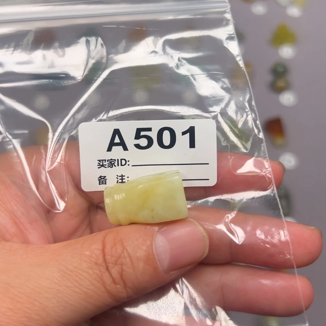 未镶嵌蛇纹石玉颈饰贝*