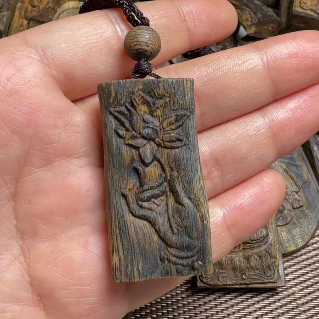 沉香吊坠佛手莲花雕刻牌老料