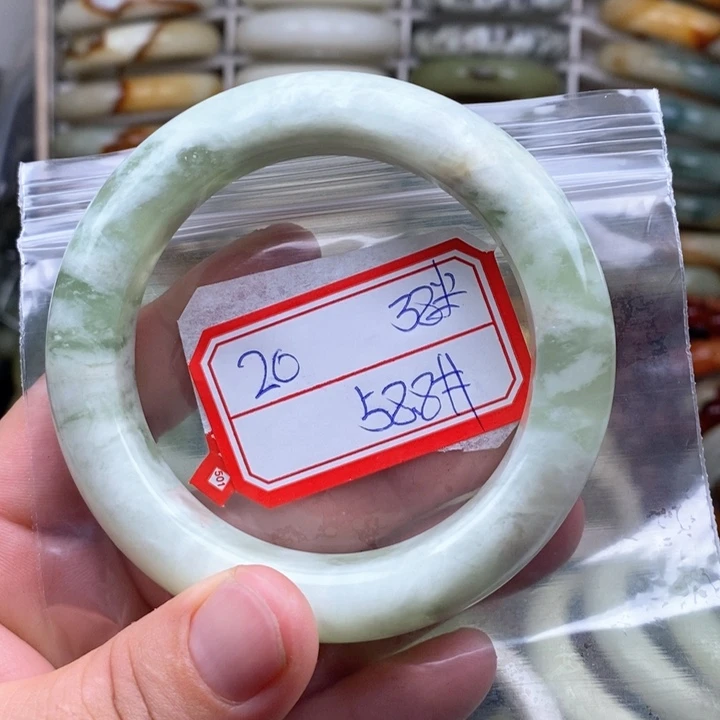 未镶嵌蛇纹石玉颈饰