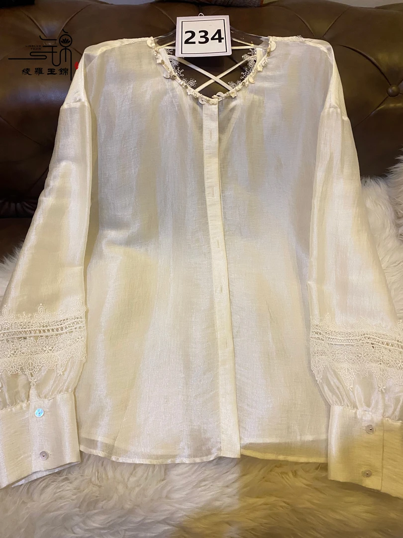 “234”镂空袖轻奢百搭上衣